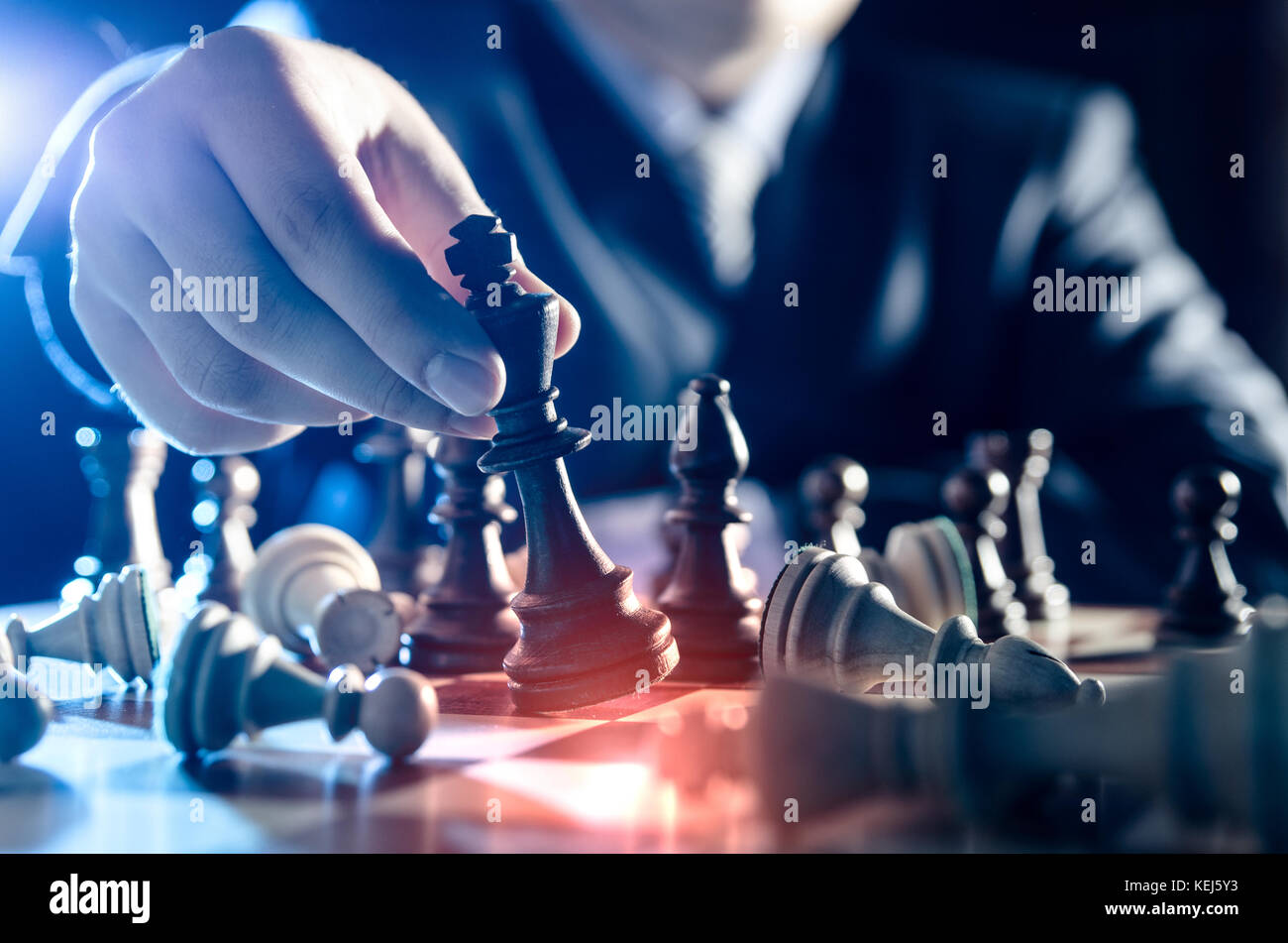 Schach Financial Business Strategie Konzept. team leader Holding Schachfigur. Stockfoto