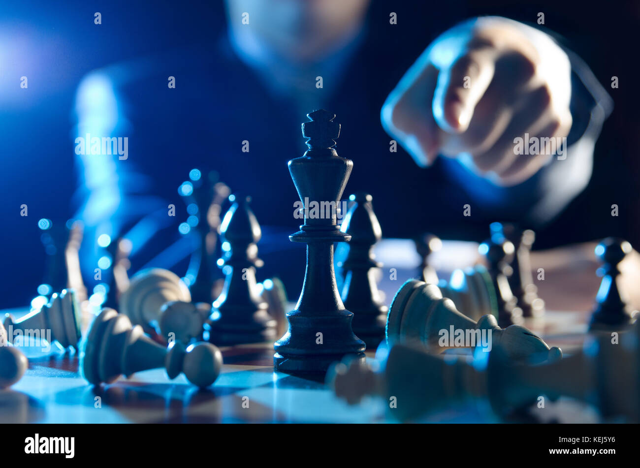 Schach Financial Business Strategie Konzept. team leader Holding Schachfigur. Stockfoto