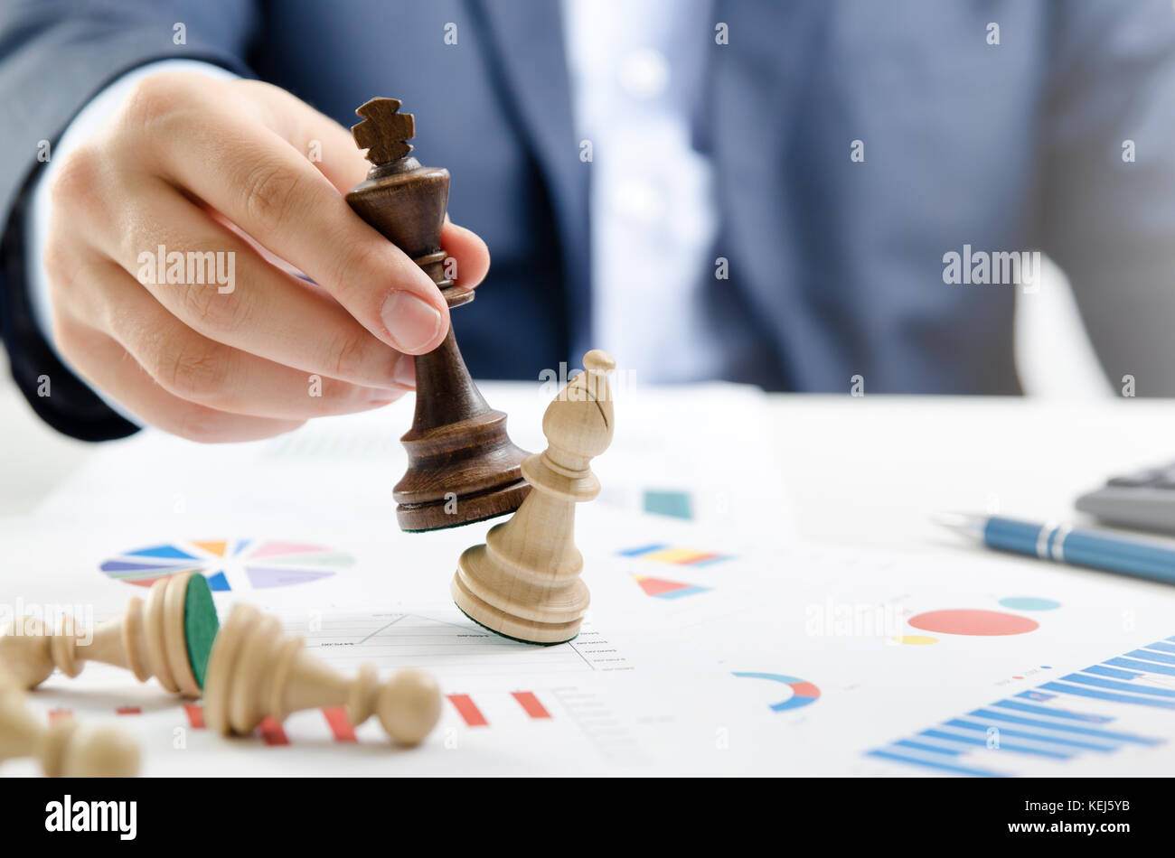 Schach Financial Business Strategie Konzept. team leader Holding Schachfigur. Stockfoto