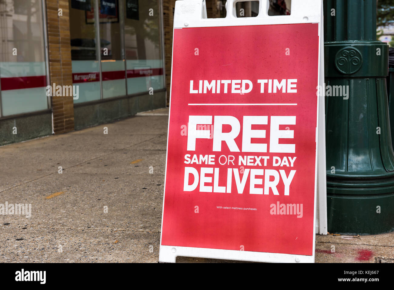 Silver Spring, USA - 16. September 2017: Matratze Firma Lagerverkauf Fassade und Zeichen für begrenzte Zeit am selben Tag kostenlose Lieferung Stockfoto