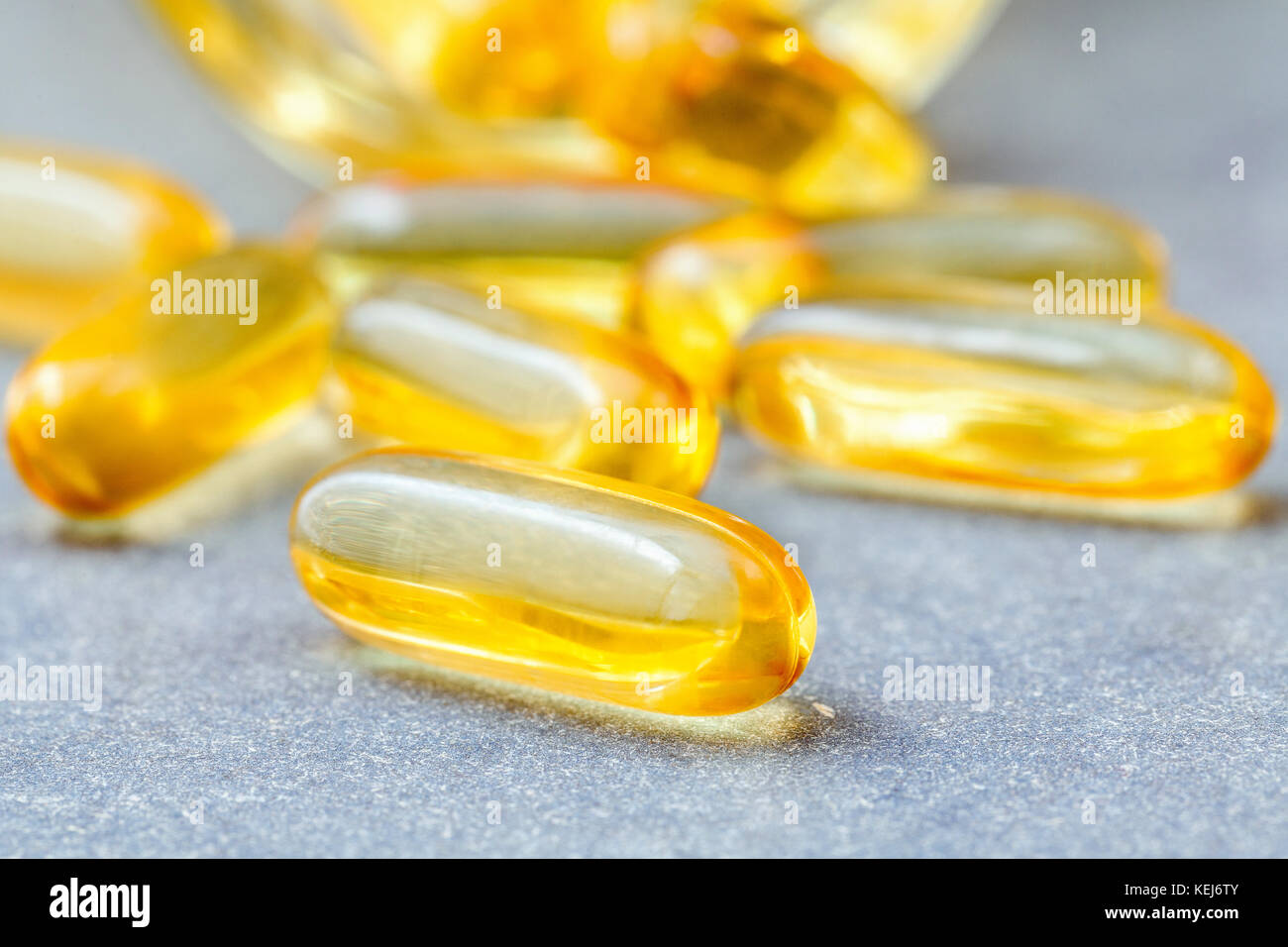 Nahaufnahme kapseln Fischöl in der Glasflasche. Die Ergänzung hoher Vitamin E, Omega 3, DHA und EPA. selektive Fokus Tiefenschärfe. Stockfoto