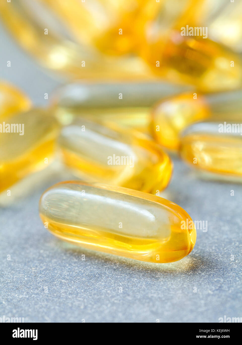 Nahaufnahme kapseln Fischöl in der Glasflasche. Die Ergänzung hoher Vitamin E, Omega 3, DHA und EPA. selektive Fokus Tiefenschärfe. Stockfoto