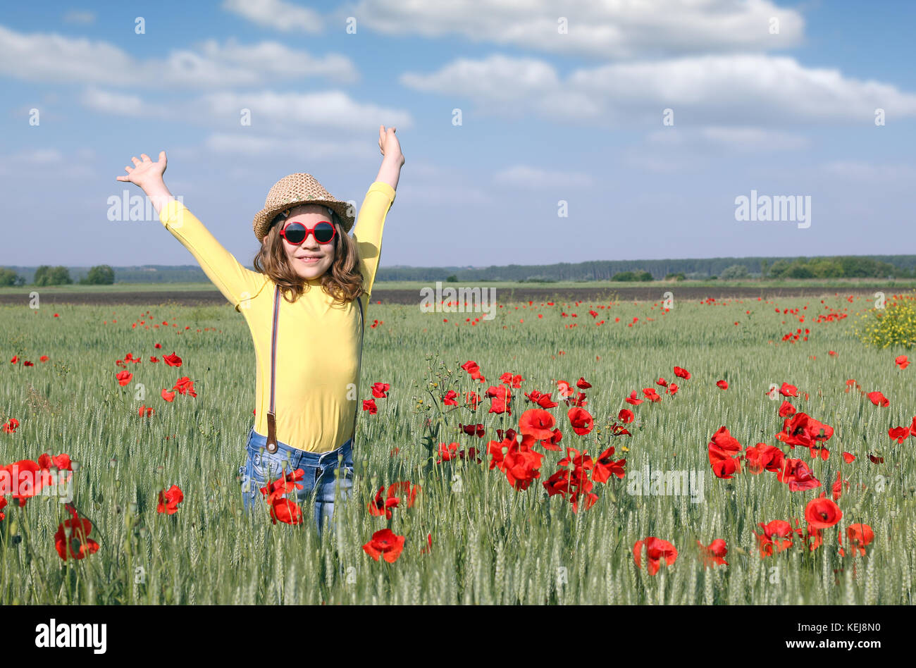 Glückliche kleine Mädchen in einer Frühlingswiese Stockfoto