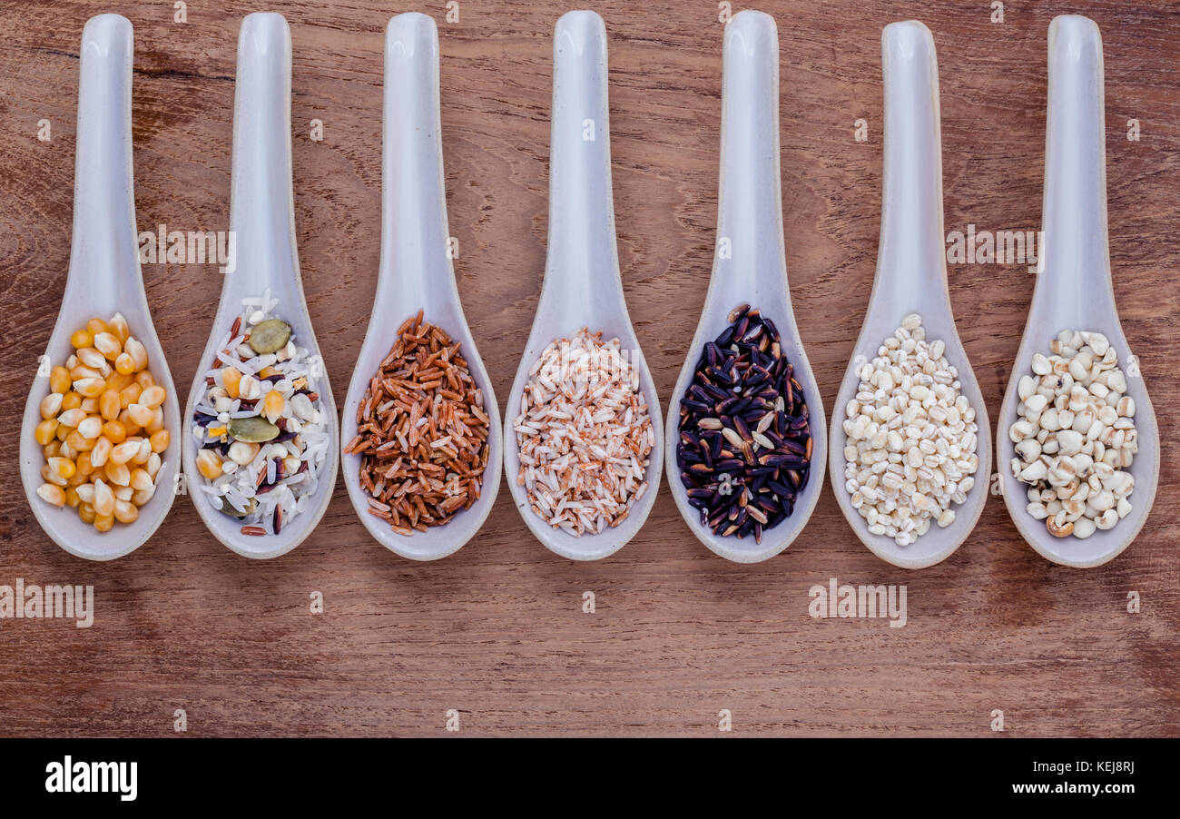 Auswahl an traditionellen Thai Reis im Löffel auf Holz- Hintergrund. Das Abendessen essen hohen Faser- und Vitamin E für Ernährung und gesundes Essen. Stockfoto