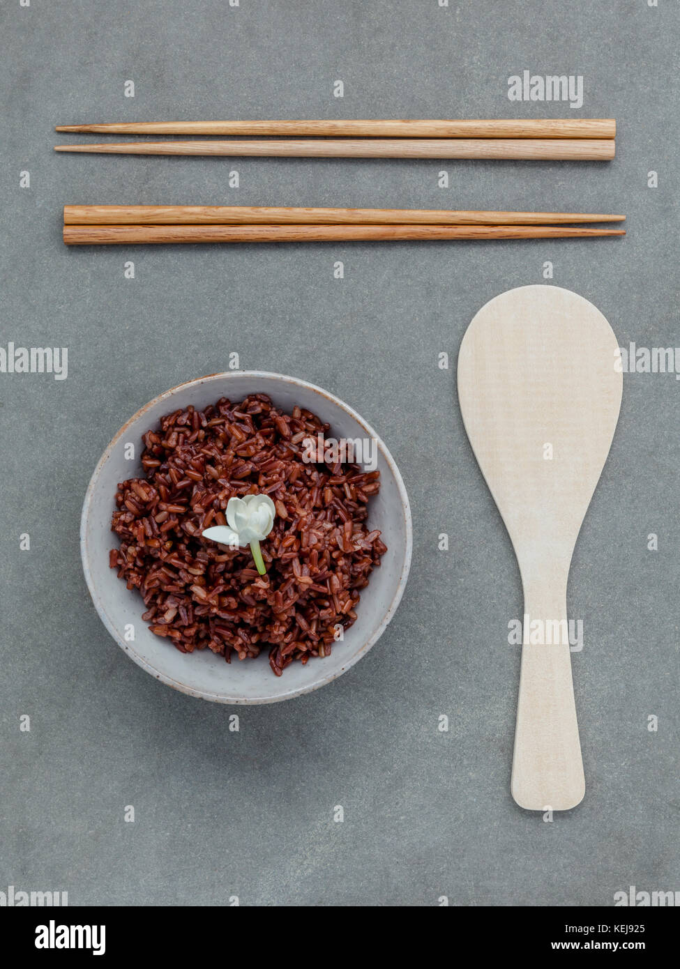 Gedünsteter traditionelle Thai Reis in der Schüssel mit Löffel hohen Faser- und Vitamin E für Ernährung und gesundes Essen. Stockfoto