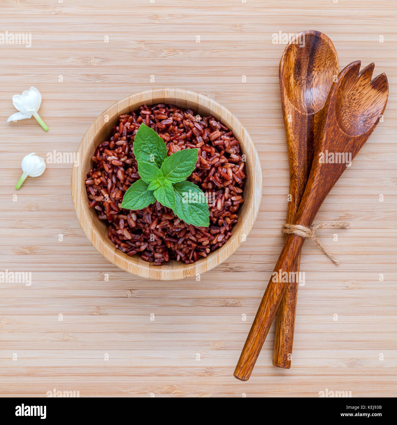 Gedünsteter traditionelle Thai Reis in der Schüssel mit Löffel höhe Ballaststoffe und Vitamin E für Ernährung und gesundes Essen. Stockfoto