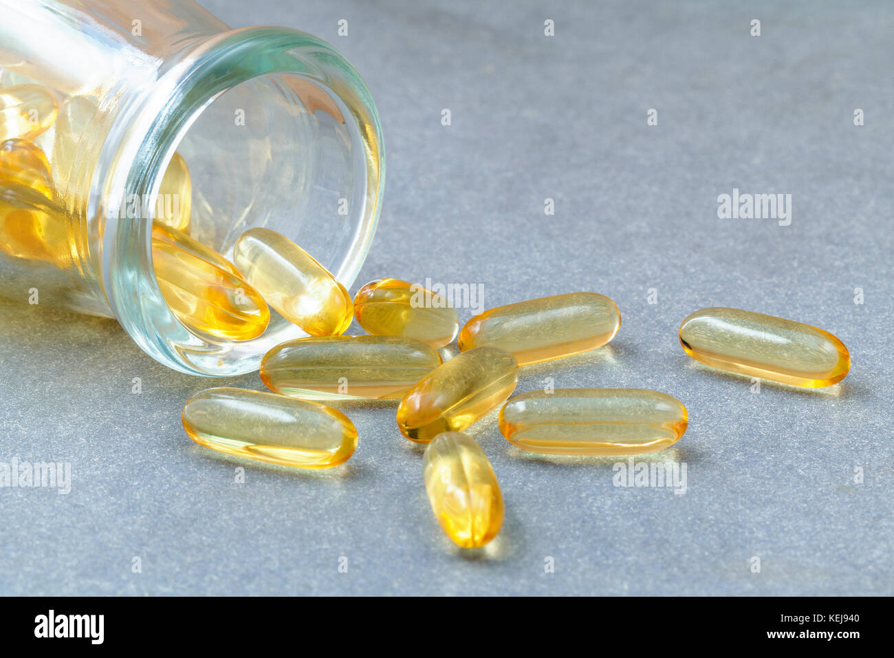 Nahaufnahme kapseln Fischöl in der Glasflasche. Die Ergänzung hoher Vitamin E, Omega 3, DHA und EPA. selektive Fokus Tiefenschärfe. Stockfoto