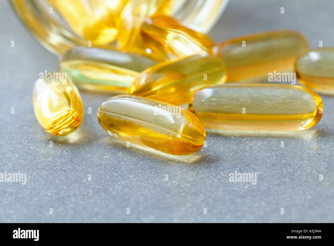 Nahaufnahme kapseln Fischöl in der Glasflasche. Die Ergänzung hoher Vitamin E, Omega 3, DHA und EPA. selektive Fokus Tiefenschärfe. Stockfoto