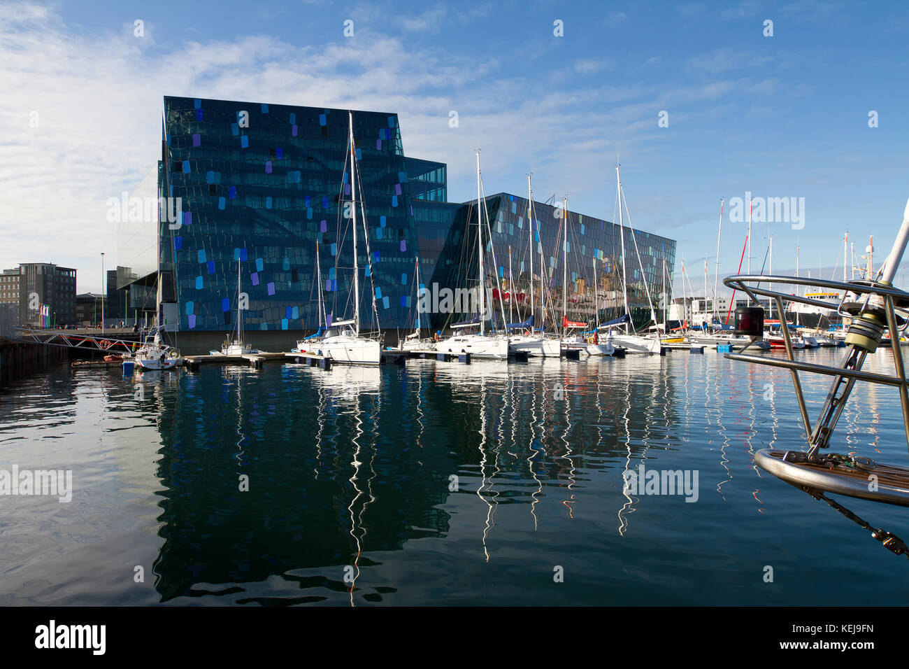 Harpa Konzert- und Konferenzzentrum in Reykjavík, Island. Das Gebäude verfügt über einen markanten farbigen Glas, durch den Basalt Landschaft inspirieren Stockfoto