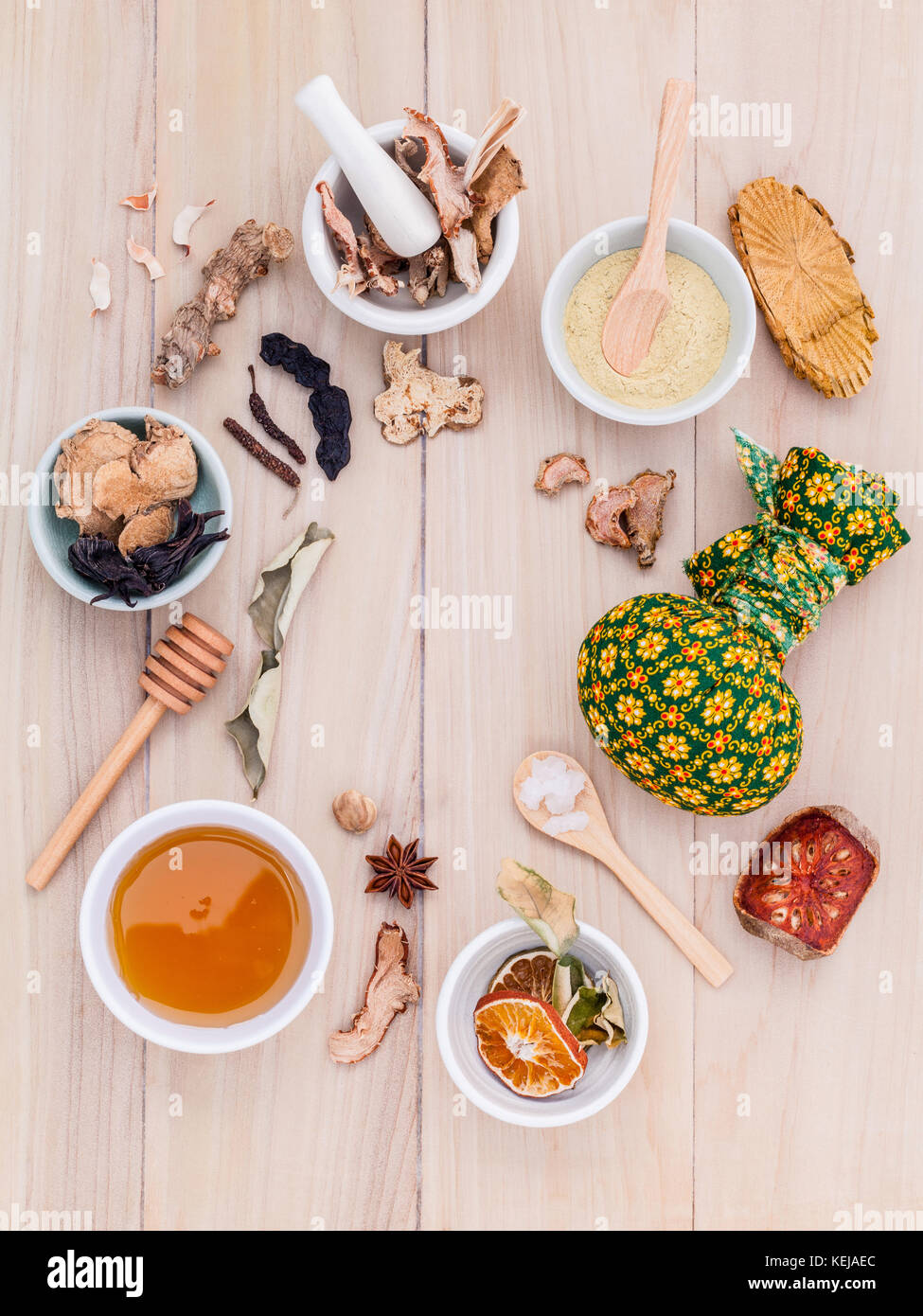 Natural Spa Zutaten Herbal compress Ball und ätherisches Öl für alternative Medizin und Entspannung Thai Spa Thema mit Bambus Hintergrund. Stockfoto