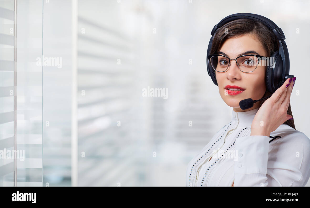 Junge Frau call Center Betreiber in Headset auf Büro Hintergrund Stockfoto