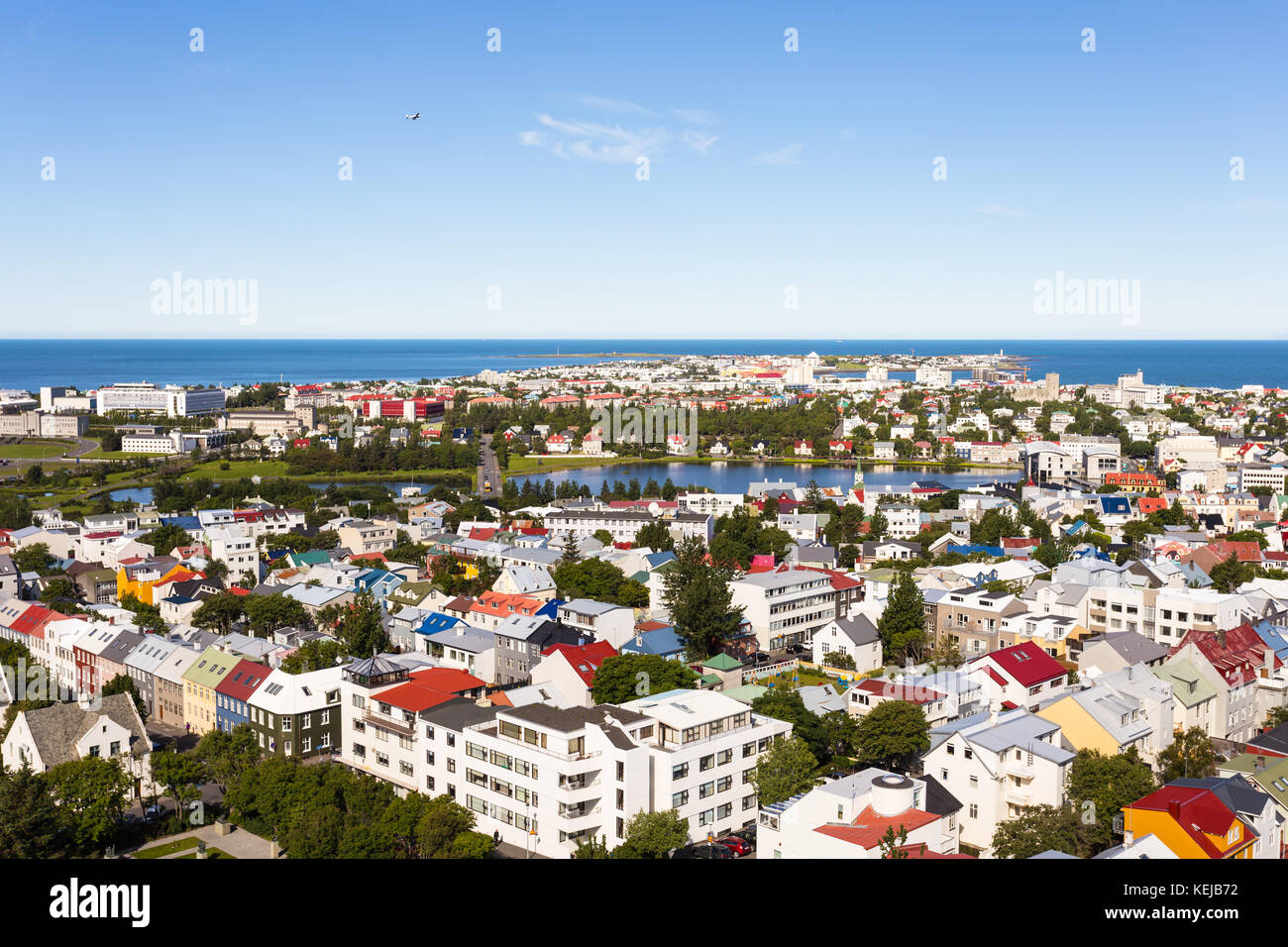 Luftaufnahme des Reykjavik Stadtbild mit der tjornin See im Herzen von Islands Hauptstadt an einem sonnigen Sommertag. Stockfoto