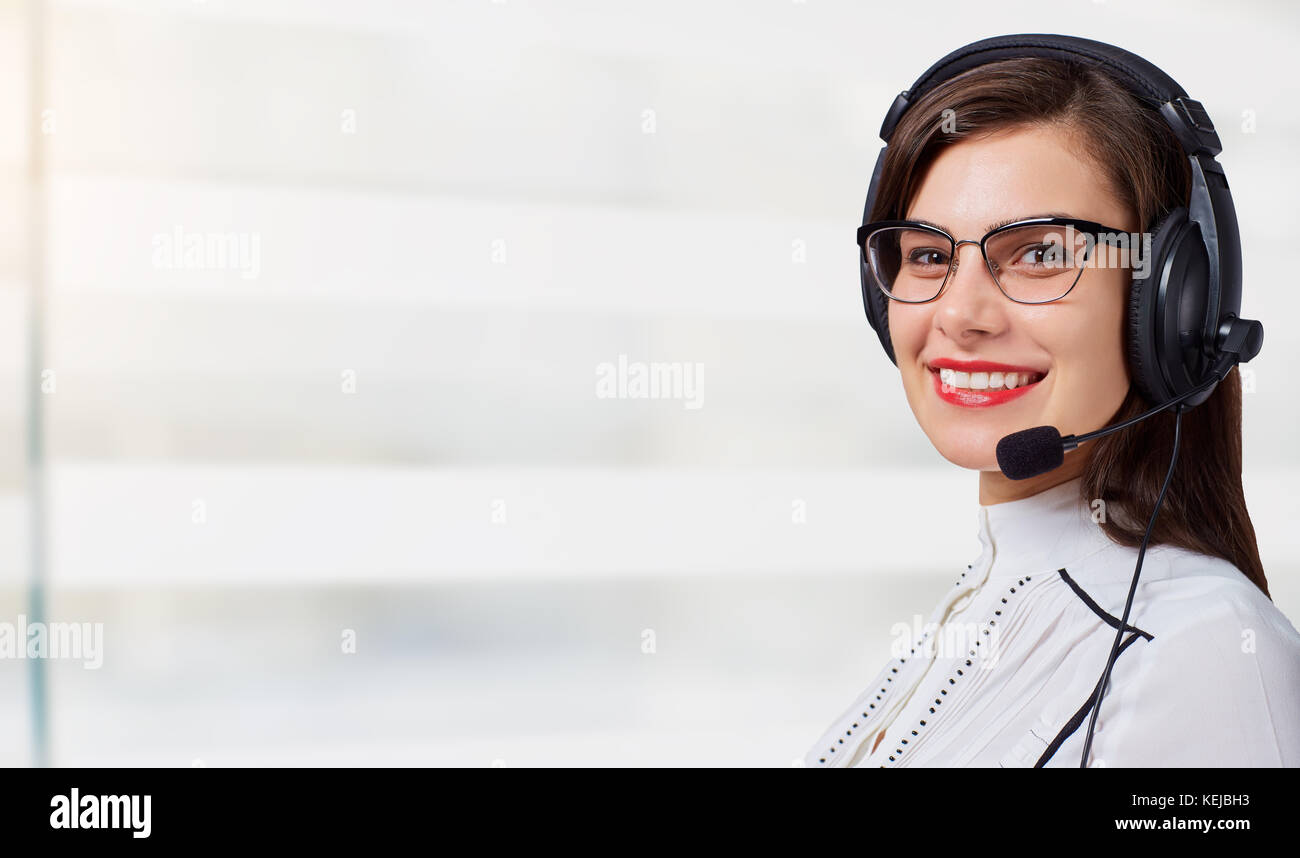 Junge Frau call Center Betreiber in Headset auf Büro Hintergrund Stockfoto