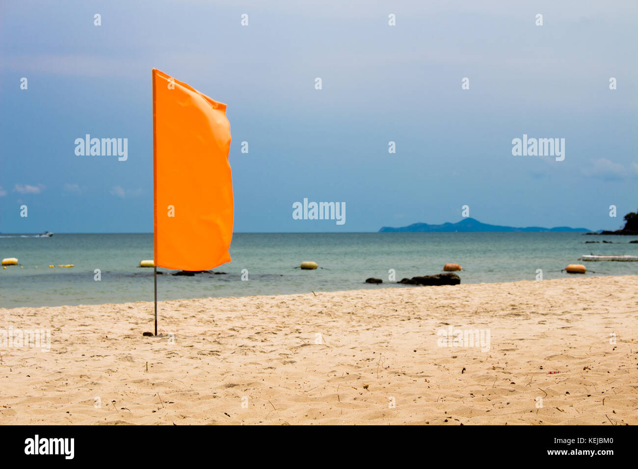 Die orange Markierungsfahne auf Strand, Meer Hintergrund Stockfoto