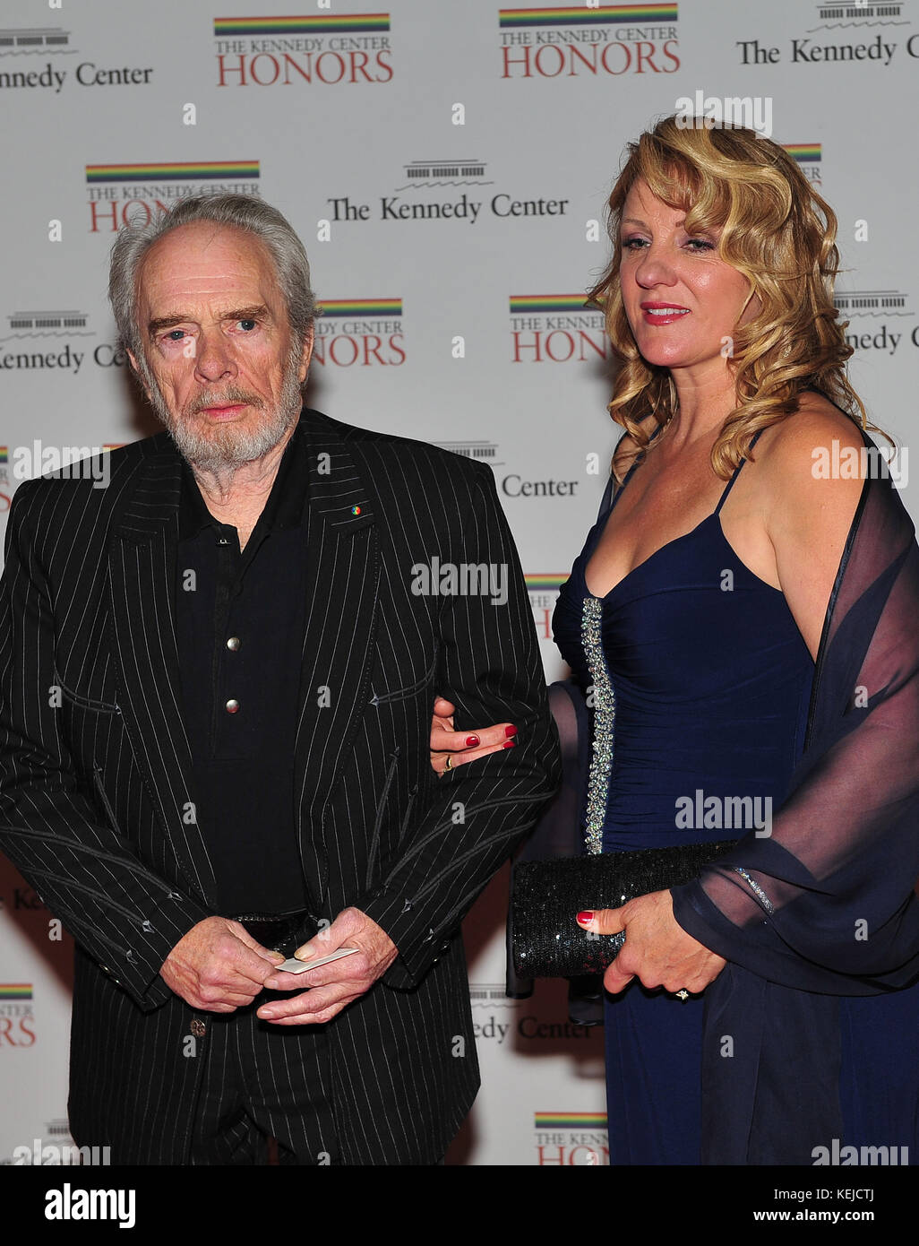 Merle Haggard, eine der Honoratioren des Kennedy Center 2010, trifft mit seiner Frau Theresa Ann Lane zum formellen Künstlerdinner im US-Außenministerium in Washington, D.C. am Samstag, den 4. Dezember 2010 ein. Kredit: Ron Sachs / CNP / MediaPunch Stockfoto