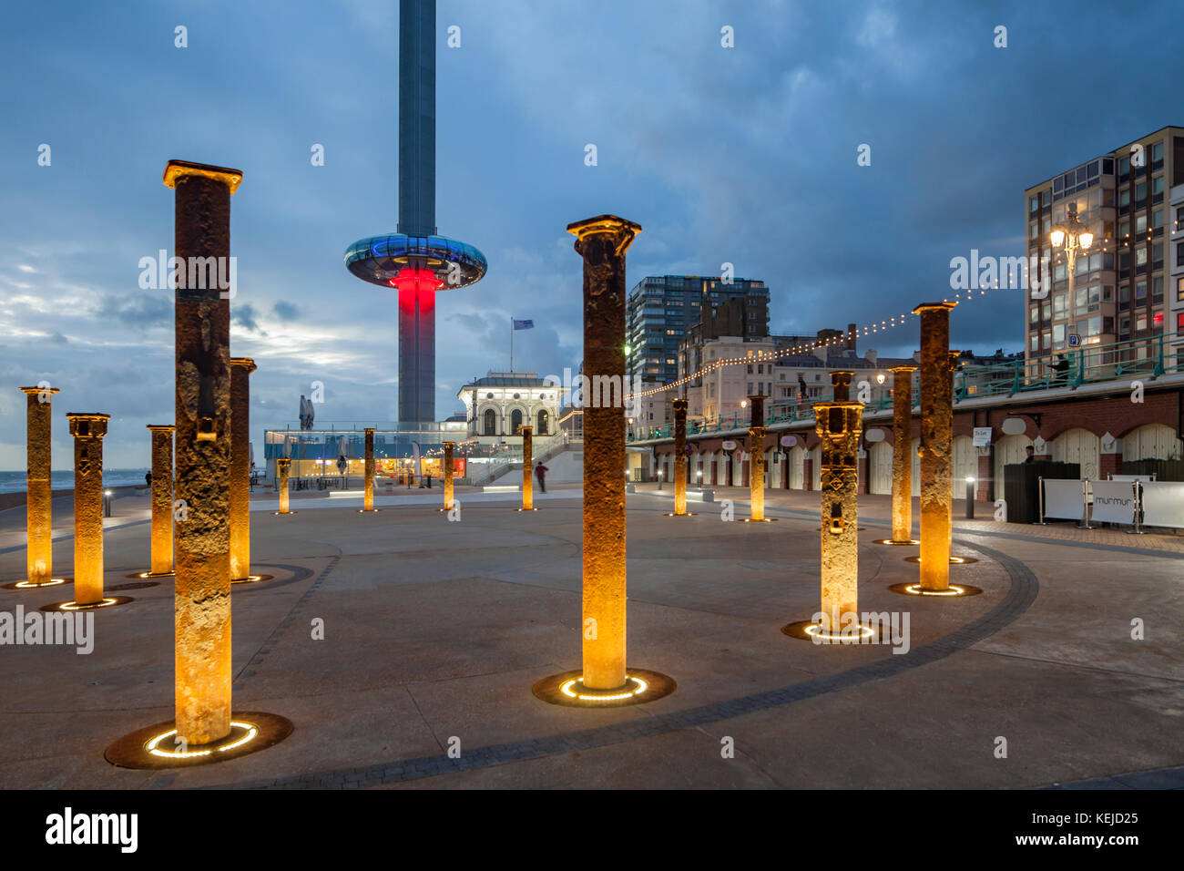 Nacht fällt direkt an der Meeresküste von Brighton, East Sussex, England. i360 Tower in der Ferne. Stockfoto