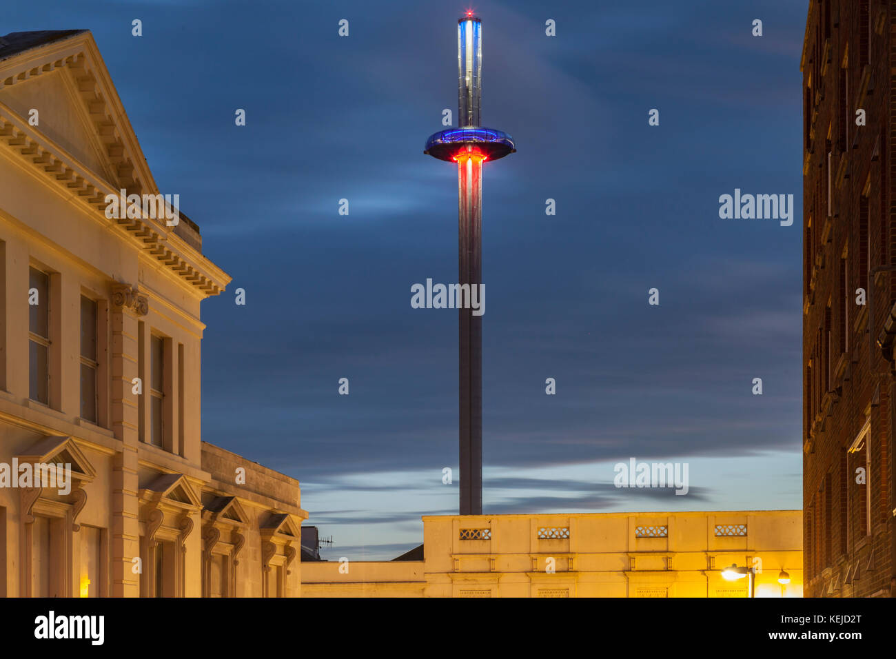 Abend in Brighton City Centre, East Sussex, England. i360 Tower in der Ferne. Stockfoto