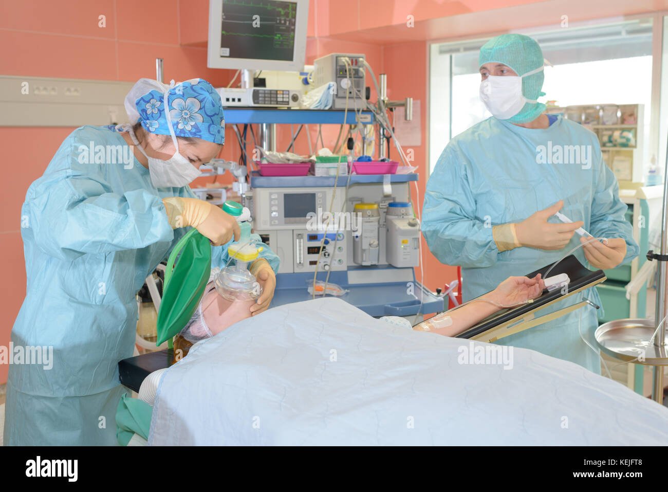 Chirurgen bei der Arbeit im Op Stockfoto