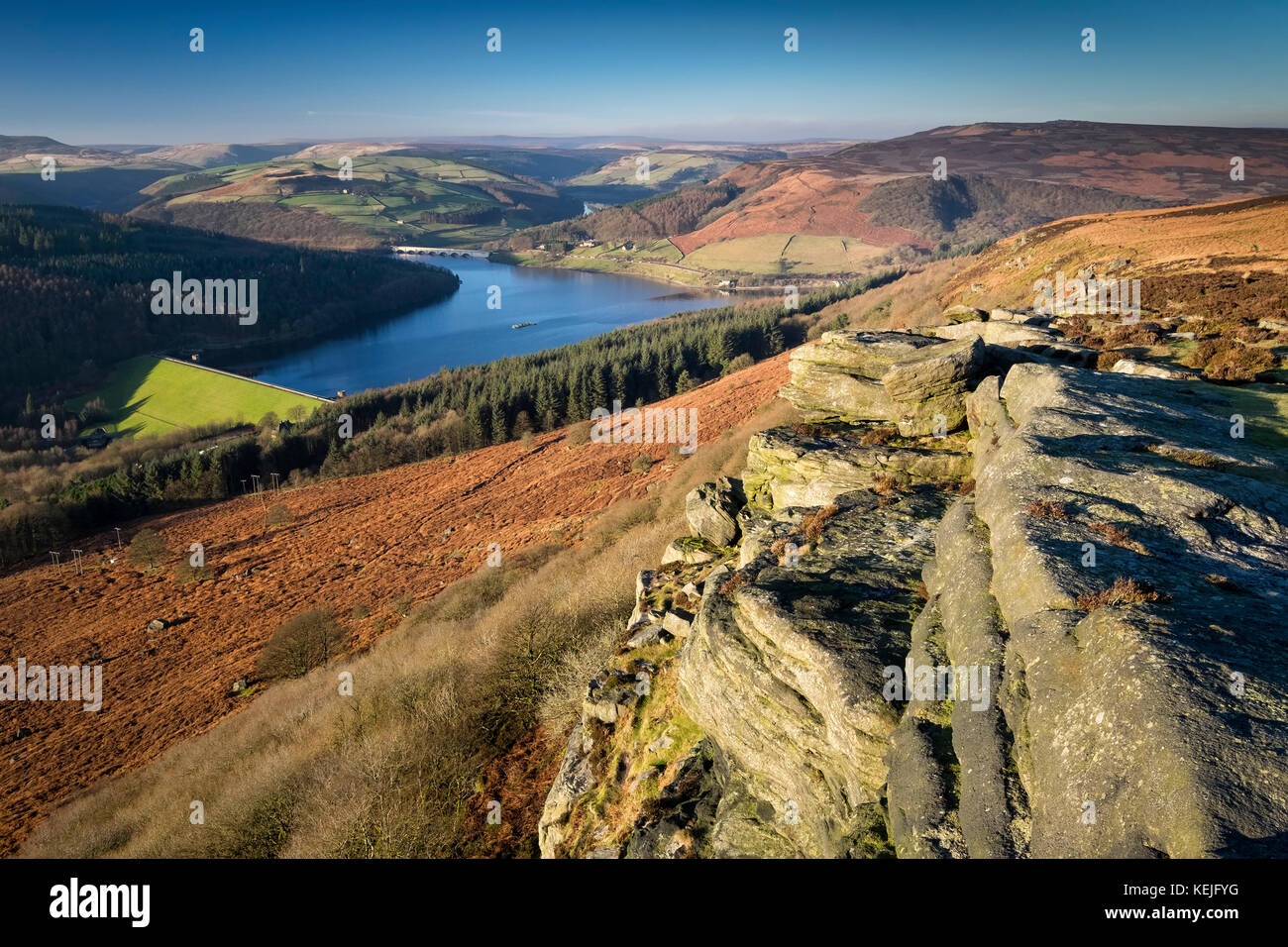 Ladybower Reservoir von Bamford Kante, Nationalpark Peak District, Derbyshire, England, Großbritannien Stockfoto