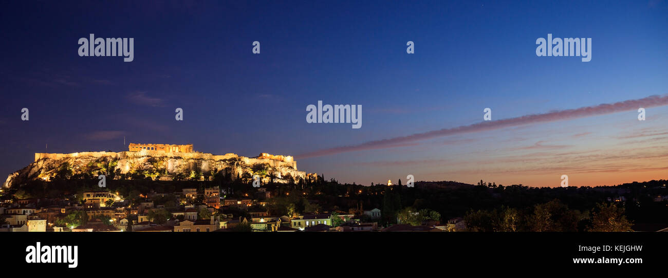 Athen, Griechenland. beleuchtete Akropolis und Plaka am Abend, dunkelblauen Himmel Hintergrund Stockfoto