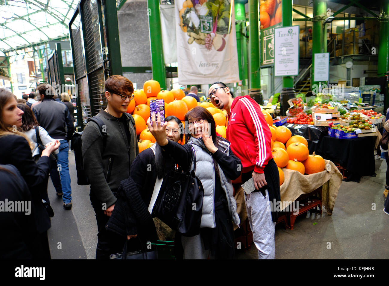 Chinesische Touristen, die selfie, Borough Market, SE1, London, Vereinigtes Königreich Stockfoto