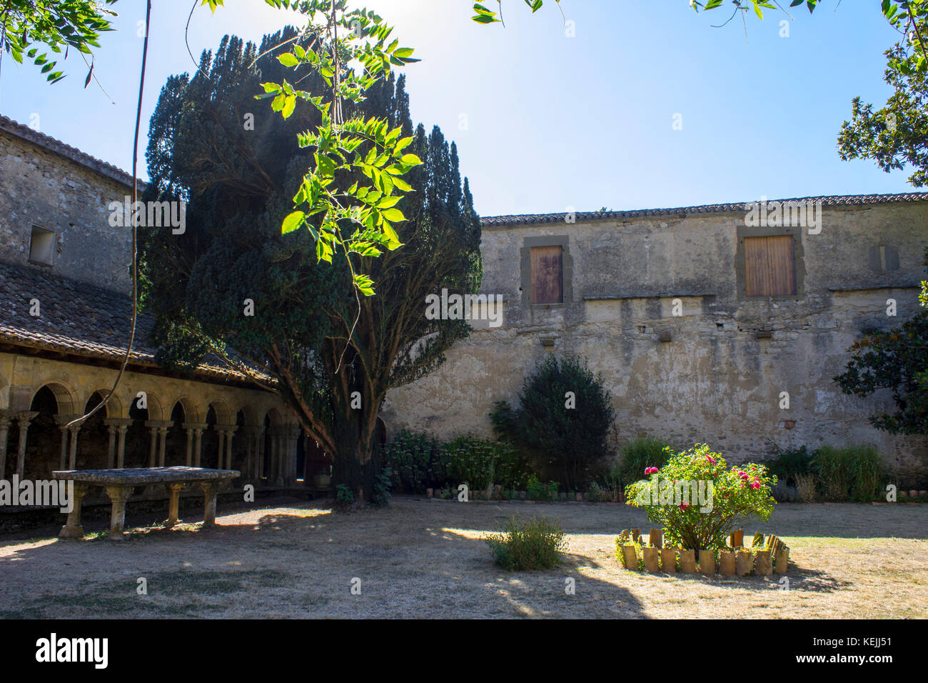 Die Abbaye sainte-marie de Villelongue, eine ehemalige Benediktinerabtei in Saint-martin-le-Vieil, Südfrankreich. Stockfoto