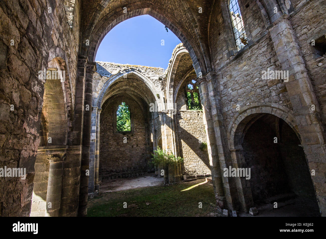 Die Abbaye sainte-marie de Villelongue, eine ehemalige Benediktinerabtei in Saint-martin-le-Vieil, Südfrankreich. Stockfoto