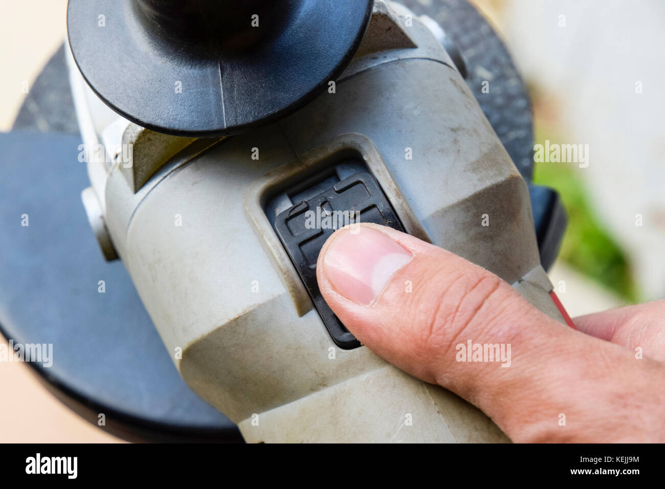 Arbeit hält hand Schleifmaschinen und Finger auf den Auslöser. Stockfoto