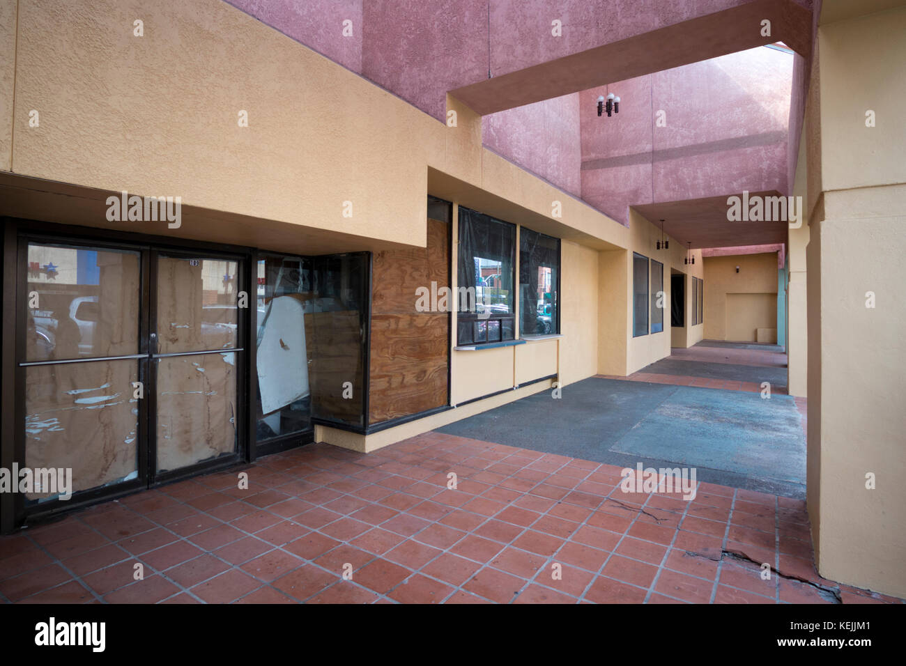 Leerstehende Geschäfte im ultra-moderne Gebäude in der Innenstadt von Harlingen, Texas, USA. Stockfoto