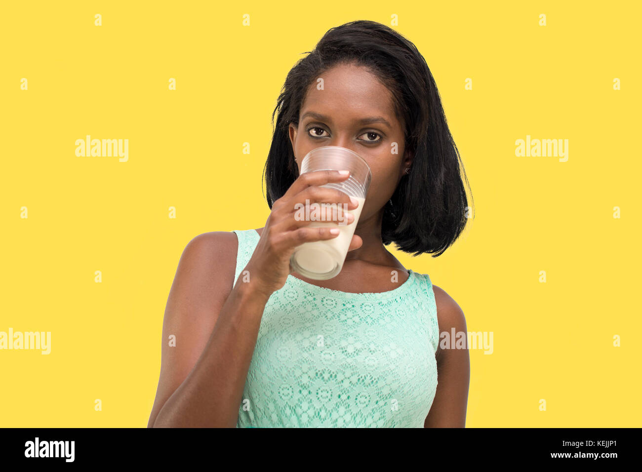 Frau trinkt Milch Stockfoto