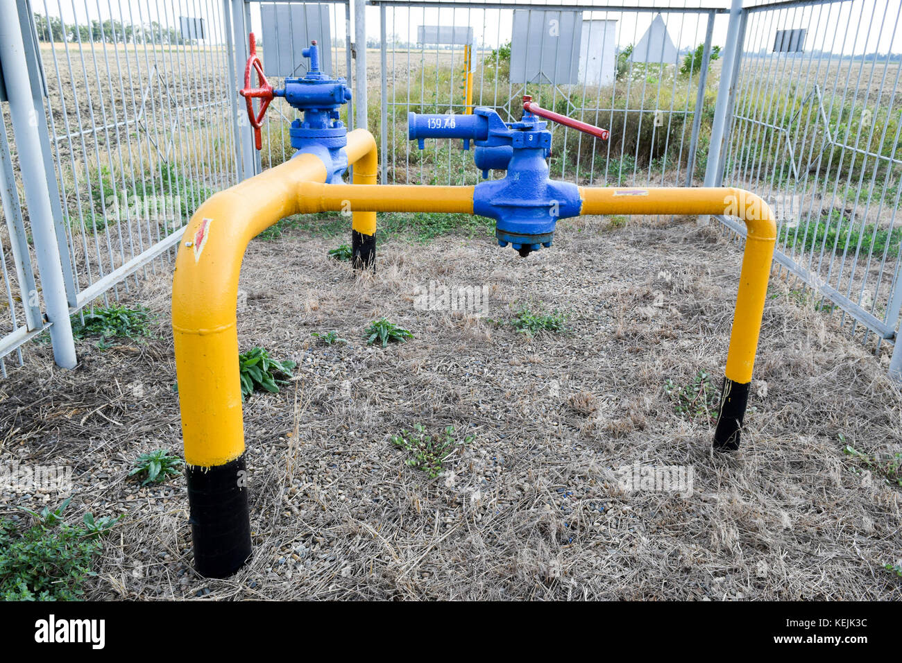 Die Verriegelung an der U-Gas Pipeline mit einem Zaun geschützt. Stockfoto