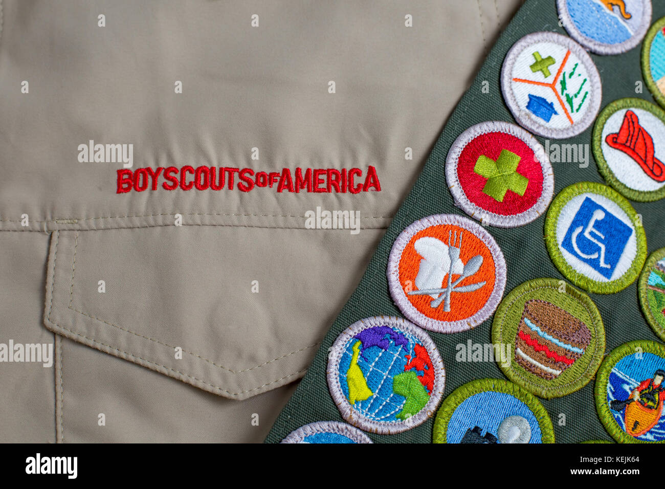 SAINT LOUIS, USA - 16. OKTOBER 2017: Boy Scouts of America (BSA) Einheitliche t-shirt und Merit badge Schärpe Stockfoto