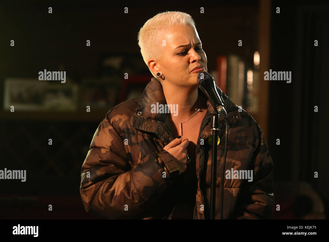 Emeli Sande singt im Haus der Sam Branson in der Hilfe von Amnesty International' Haus für einen Flüchtling Kampagne." Über 300 intime Konzerte in Völker Wohnungen stattfinden wird auf der ganzen Welt zu helfen, markieren Sie den globalen Flüchtlingsproblems Mit: Etta Bond Wo: London, Großbritannien Wann: 20 Aug 2017 Quelle: WENN.com Stockfoto