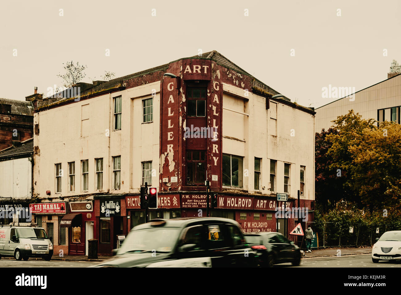 Derlit Bild Einrahmer Gebäude mit Taxi, Glasgow, Schottland Stockfoto