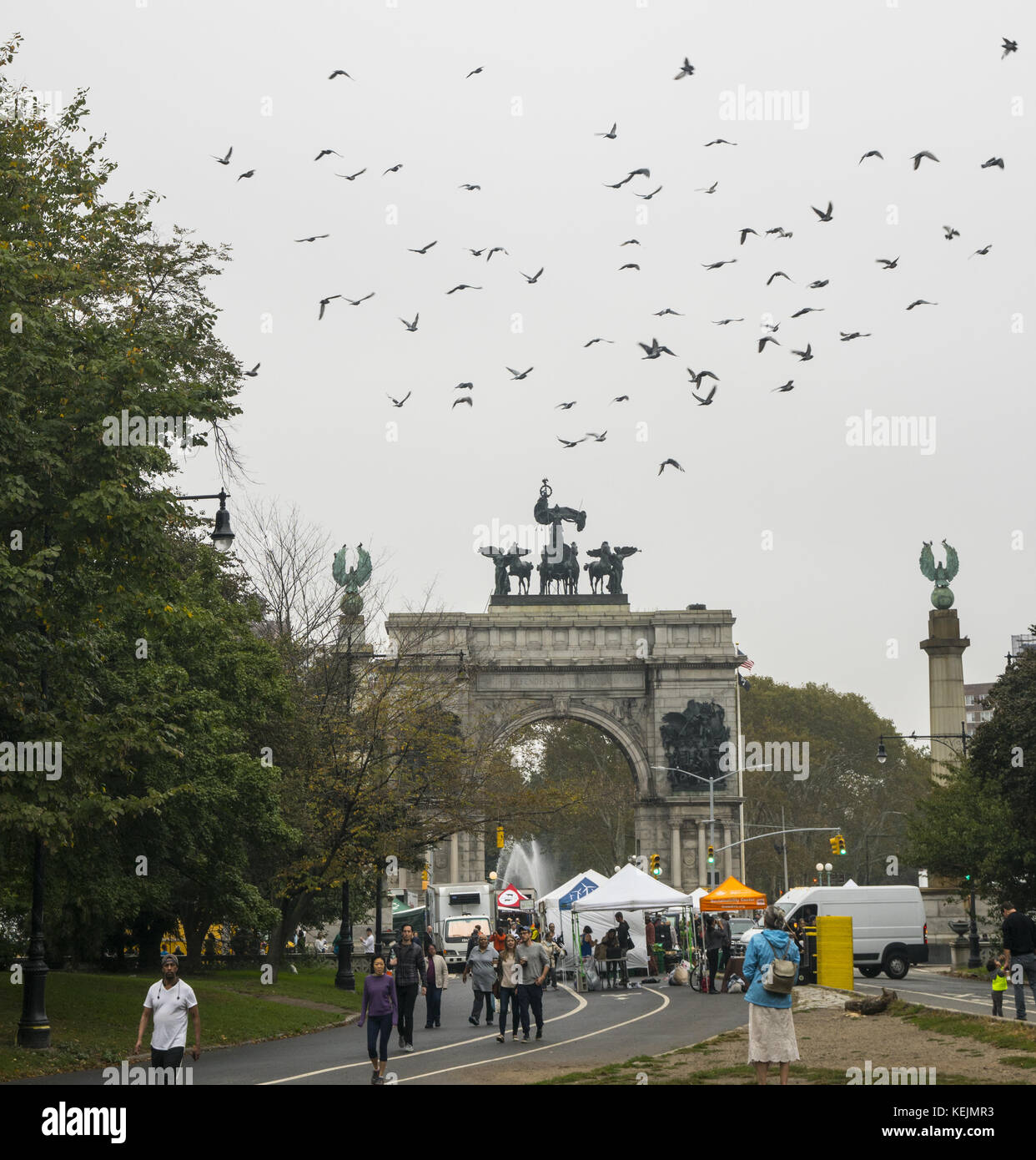 Blick auf das Civil war Memorial Monument am Grand Army Plaza vom Prospect Park in Brooklyn, New York. Stockfoto