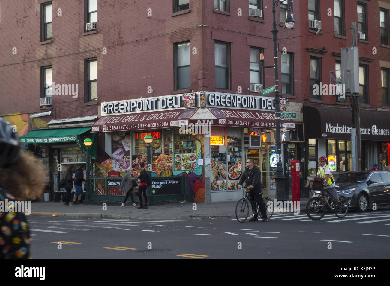 Die Ecke Greenpoint Avenue & Charno Way, in Greenpoint, dem nördlichsten Viertel in Brooklyn, New York City. Stockfoto