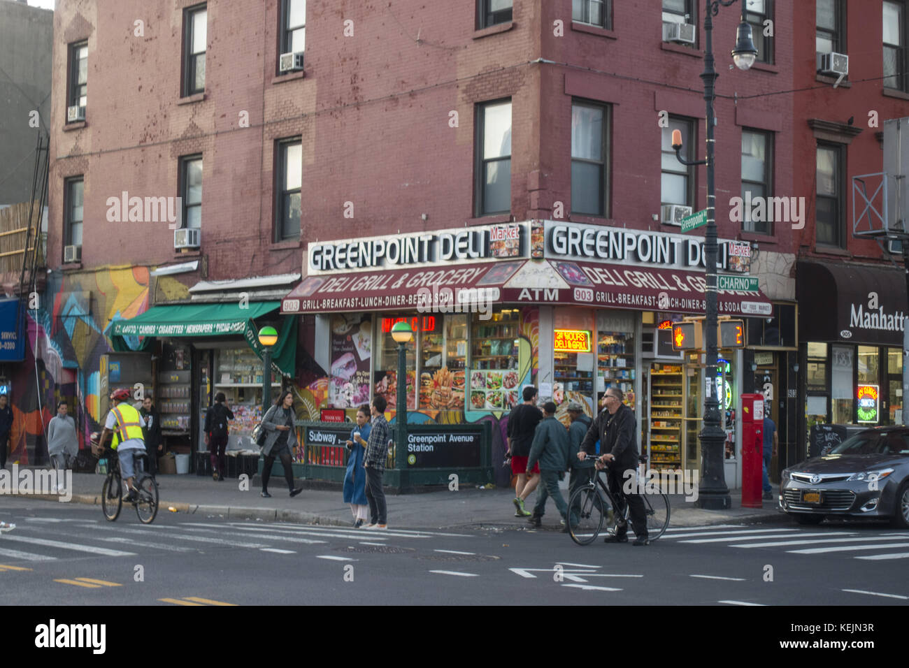Die Ecke Greenpoint Avenue & Charno Way, in Greenpoint, dem nördlichsten Viertel in Brooklyn, New York City. Stockfoto