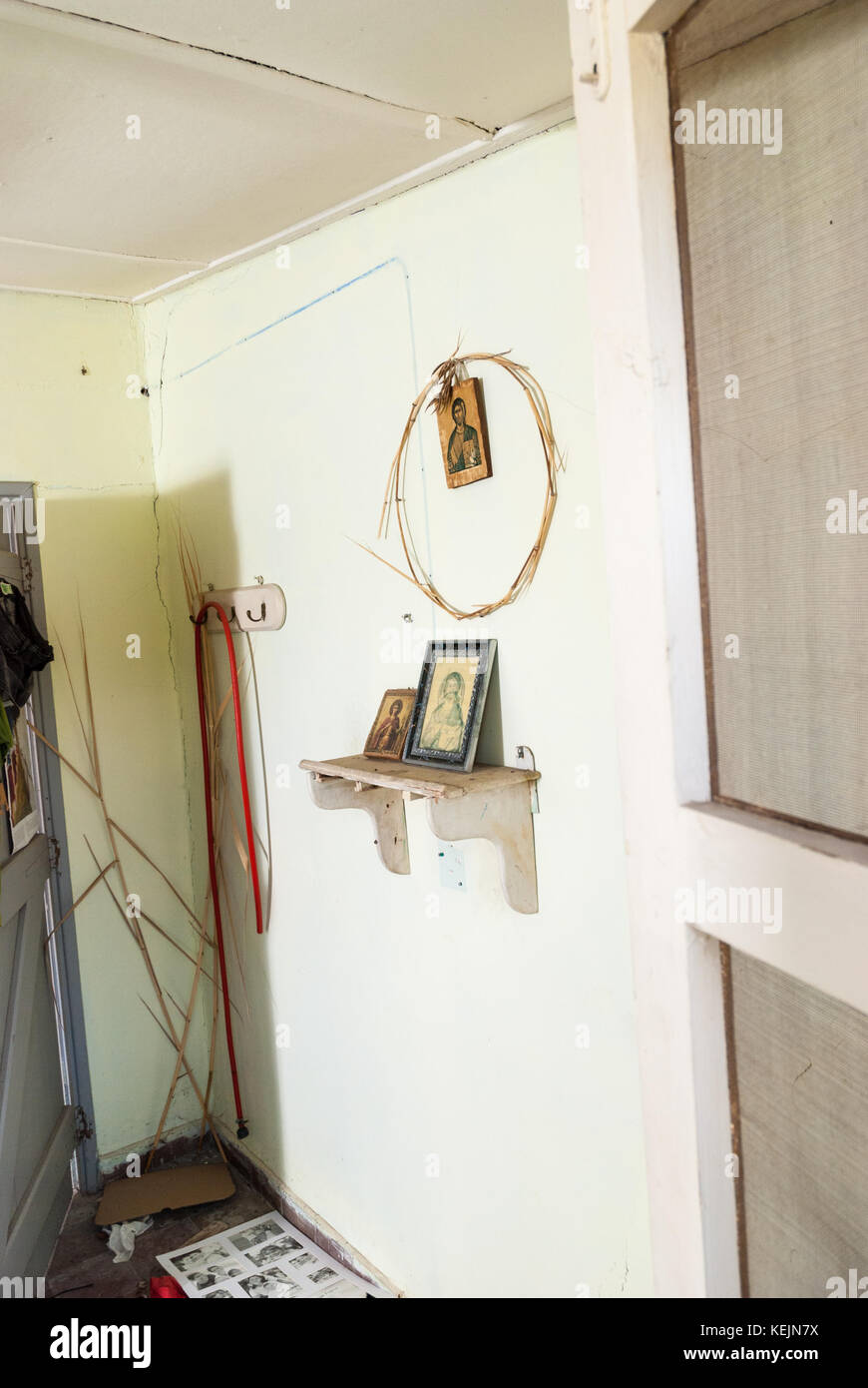 Symbole an der Wand hängen in verlassenen Sanatorium - Krankenhaus Zimmer Stockfoto