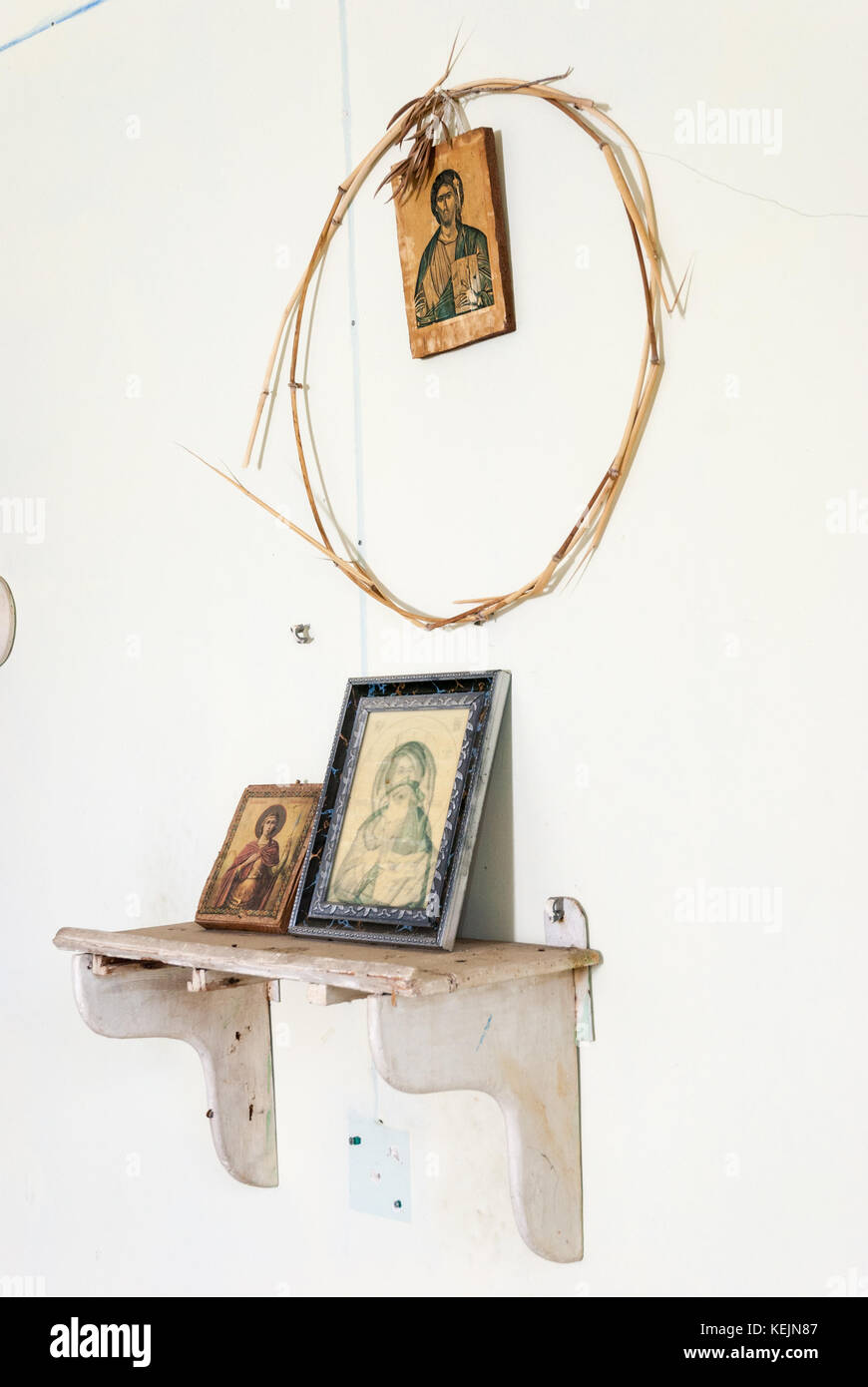 Symbole an der Wand hängen in verlassenen Sanatorium - Krankenhaus Zimmer Stockfoto