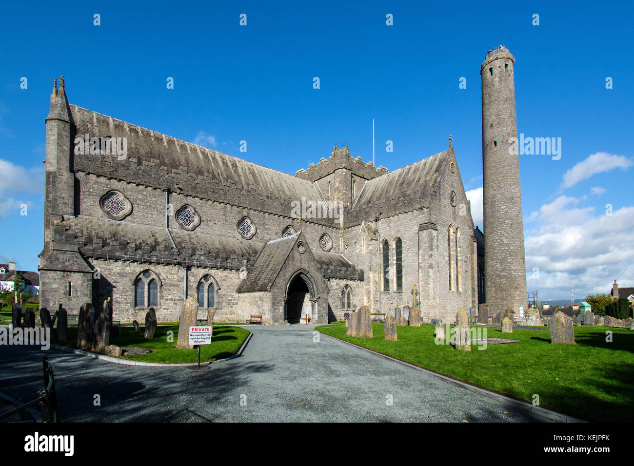 Das 13. Jahrhundert frühgotischen St. Canice's Cathedral (Kirche von Irland) in Kilkenny Irland mit dem 9. Jahrhundert runder Turm Stockfoto