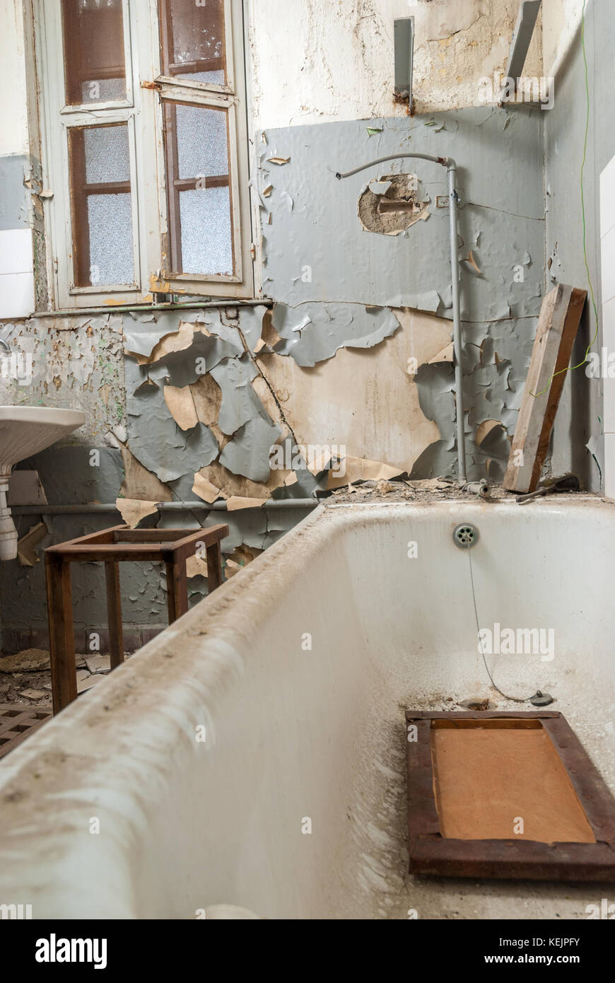 Badezimmer Mit Badewanne Waschbecken Und Fenster In Verlassenen