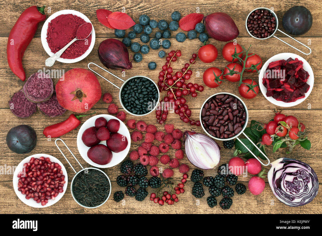 Gesundheit Ernährung mit Obst, Gemüse, Getreide und Hülsenfrüchten hoch in Anthocyane, Antioxidantien, Mineralien und Vitamine auf Eiche rustikal Hintergrund. Gesunde eatin Stockfoto
