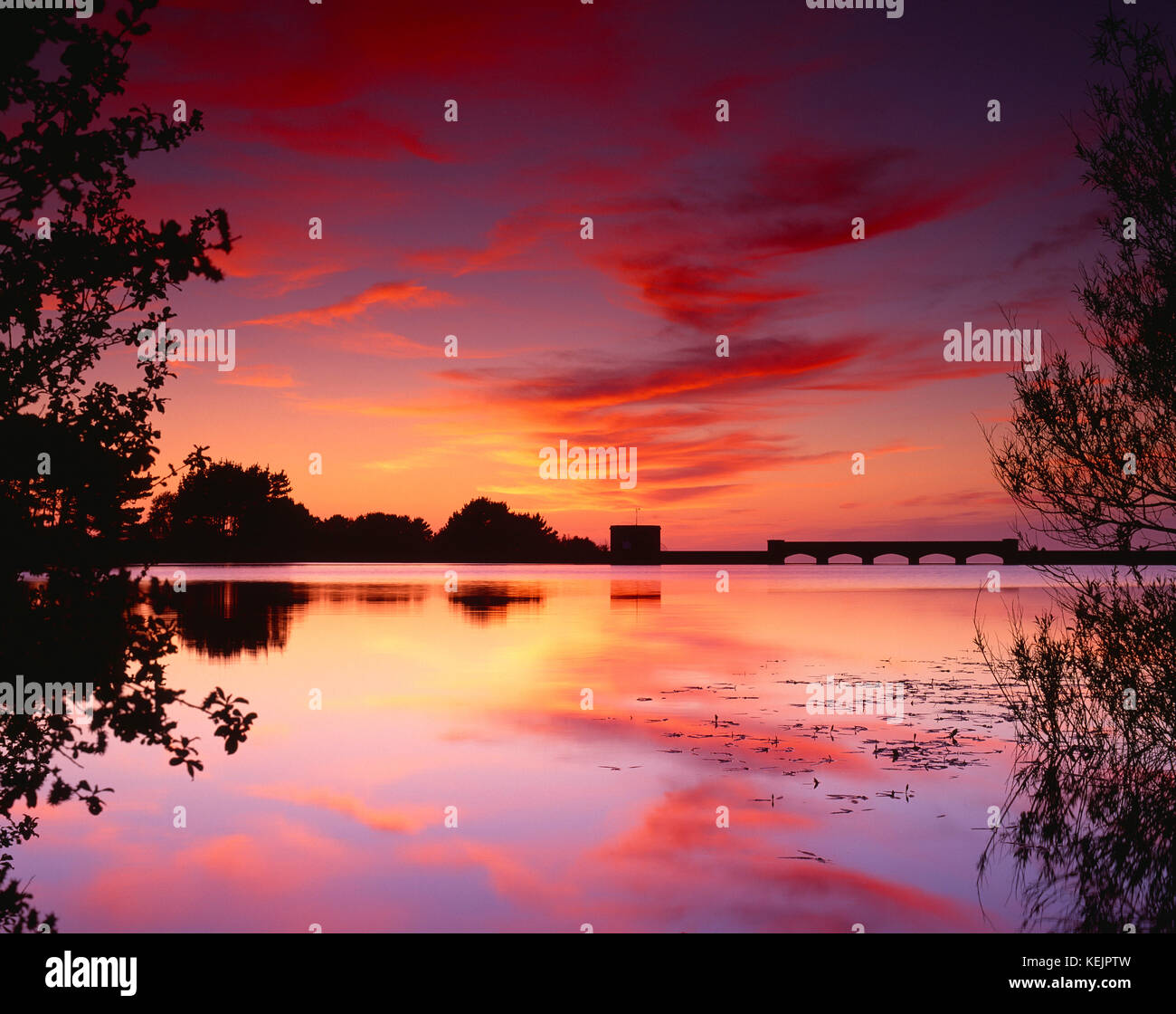 Kanal Inseln. Guernsey. Heiliger Erlöser. Behälter bei Sonnenuntergang. Stockfoto