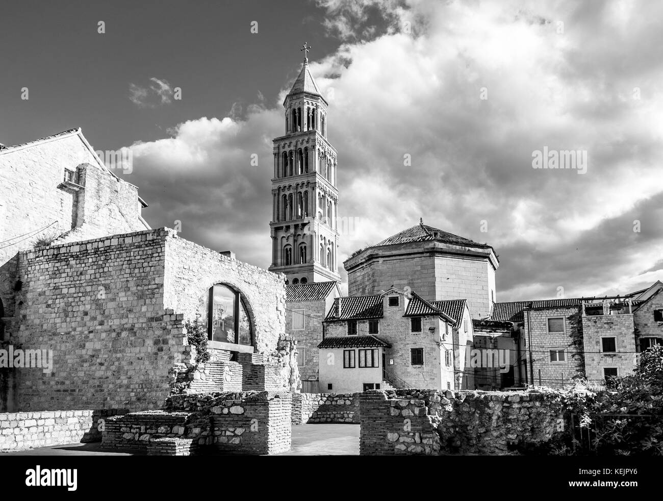 Glockenturm der Kathedrale von Saint Domains in der Altstadt von Split, Kroatien Stockfoto