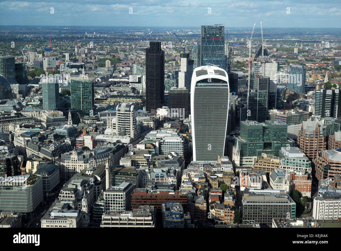 Ein Blick von der Shard auf der Suche nach Norden in Richtung internationales Zentrum der Unternehmen und Banken, die die Stadt London. Stockfoto