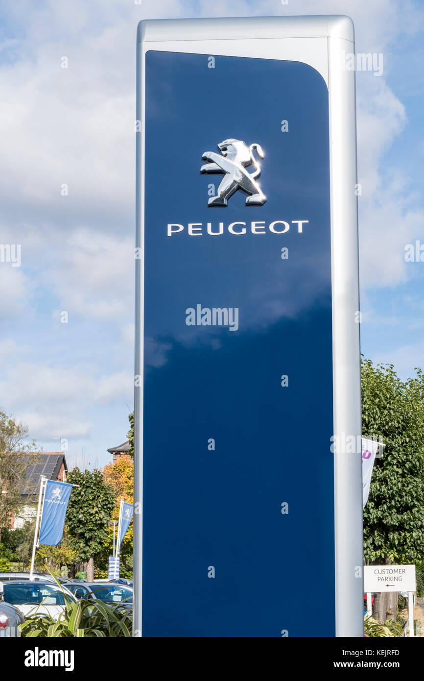 Peugeot Zeichen auf ein Peugeot Autohaus Car Sales Vorplatz, Carrington, Nottingham, England, Großbritannien Stockfoto