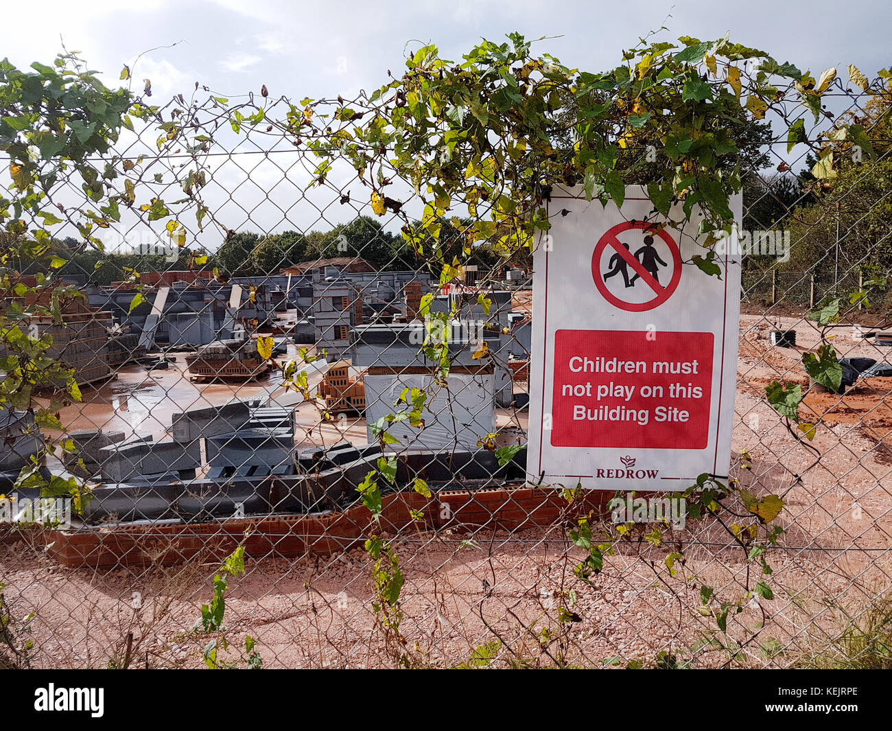 Eine Baustelle ist kein Eintrag Schild Achtung Kinder nicht in den Bereich ein, England zu spielen, Oktober 2017 Stockfoto