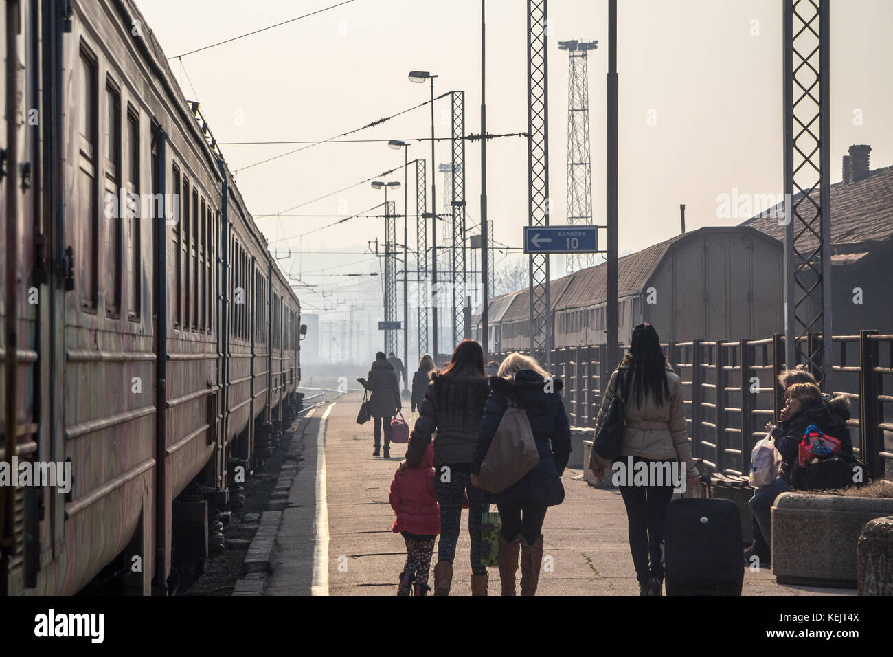 Belgrad, Serbien - Februar 14, 2015: Passagiere warten einen Zug auf der Plattform von Belgrad Hauptbahnhof an einem sonnigen Nachmittag pic zu Stockfoto