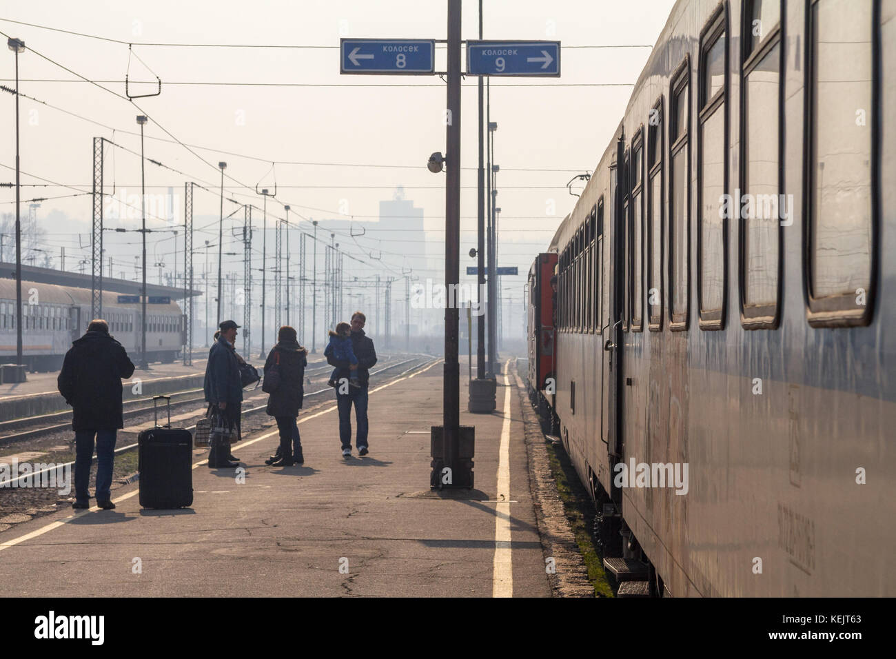 Belgrad, Serbien - Februar 14, 2015: Passagiere warten einen Zug auf der Plattform von Belgrad Hauptbahnhof an einem sonnigen Nachmittag pic zu Stockfoto