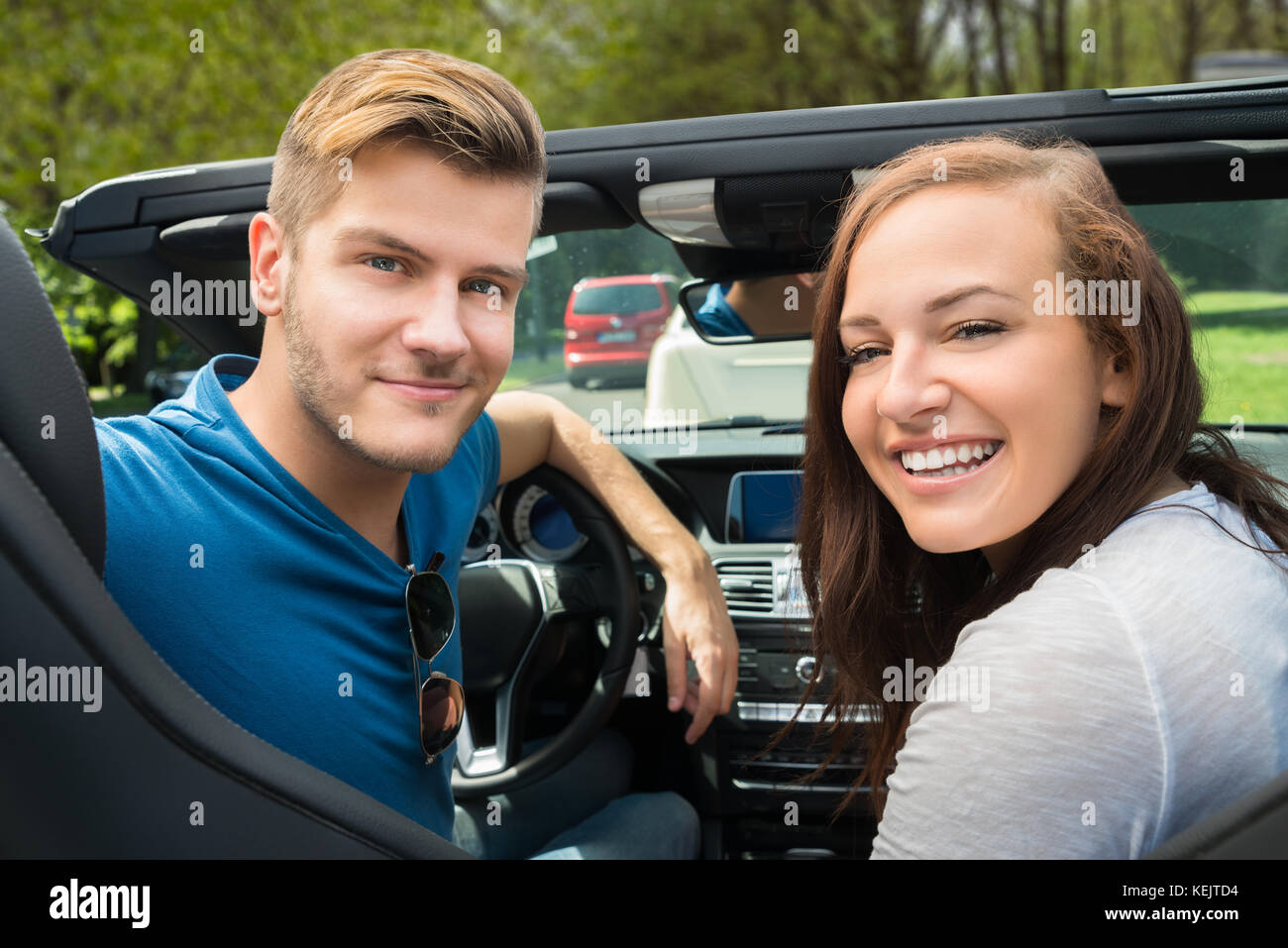 Nahaufnahme des lächelnden jungen Paar in einem Auto sitzen Stockfoto